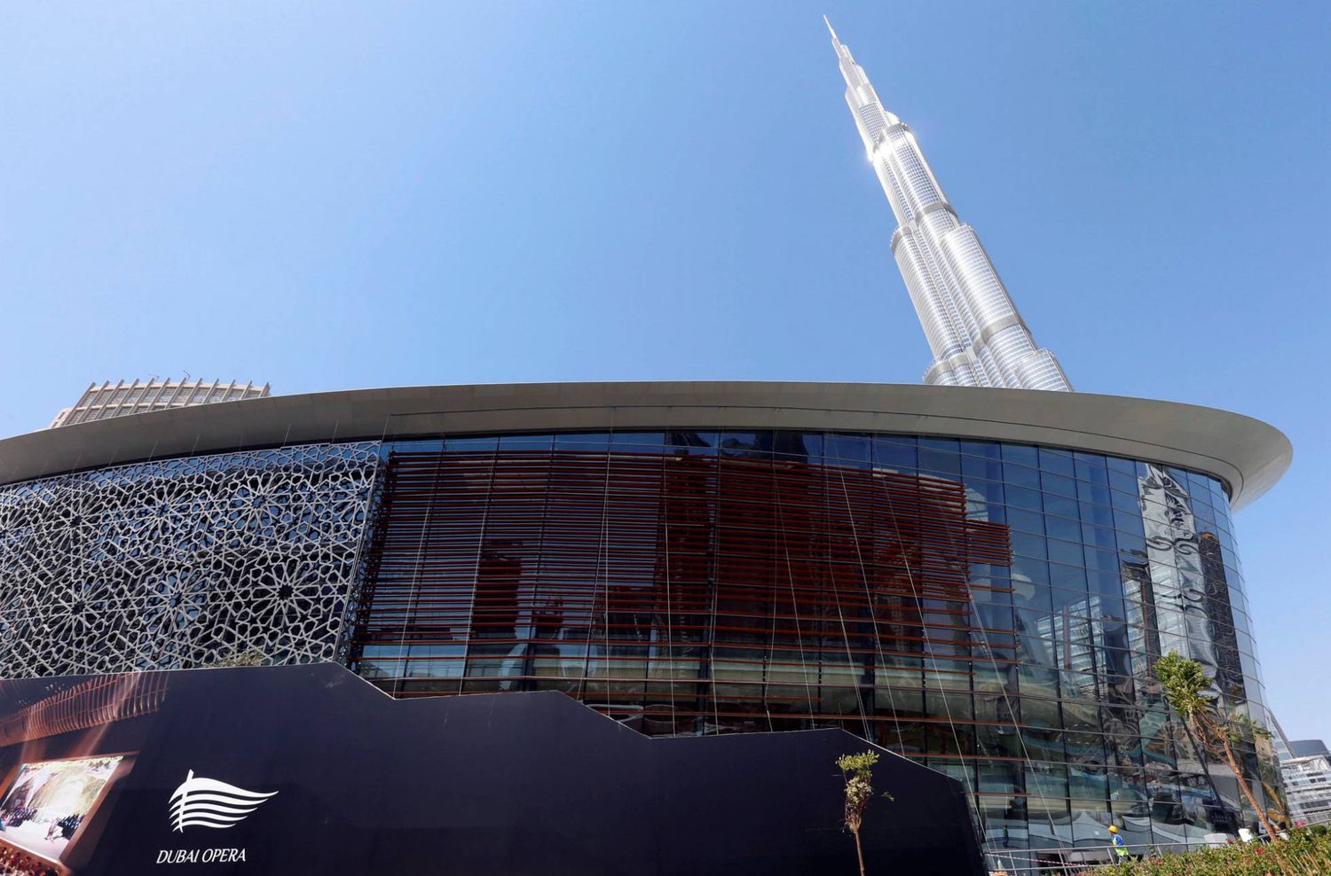Emiratos: Adiós a los empleos públicos cómodos
