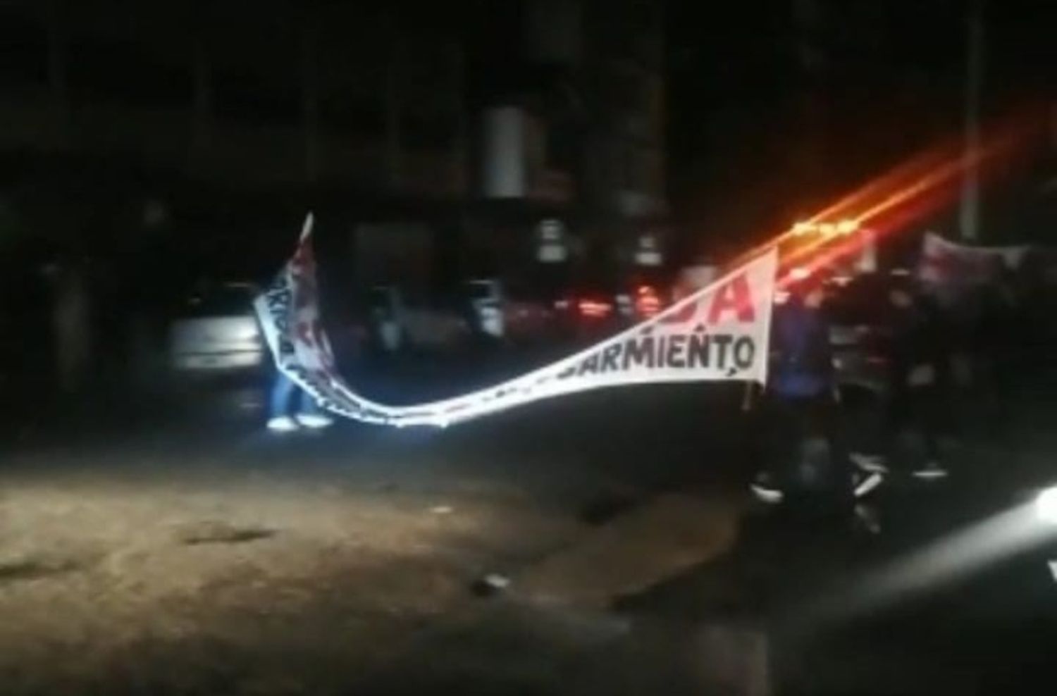 Sin luz y bajo la lluvia, los vecinos de la ex Terminal se manifiestan por la inseguridad