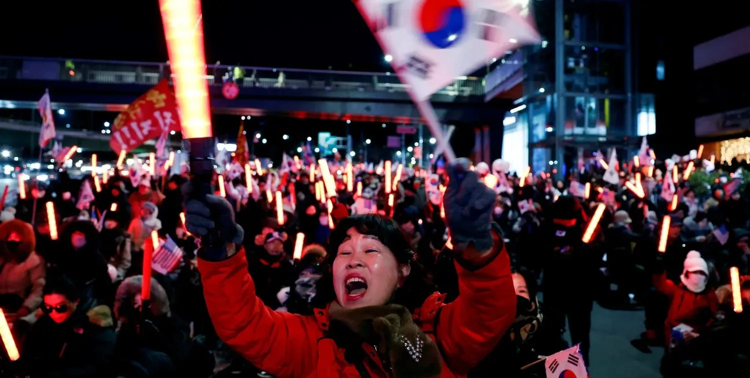 Festejos este martes en la puerta de la residencia presidencial. Crédito: Kim Soo-hyeon/Reuters