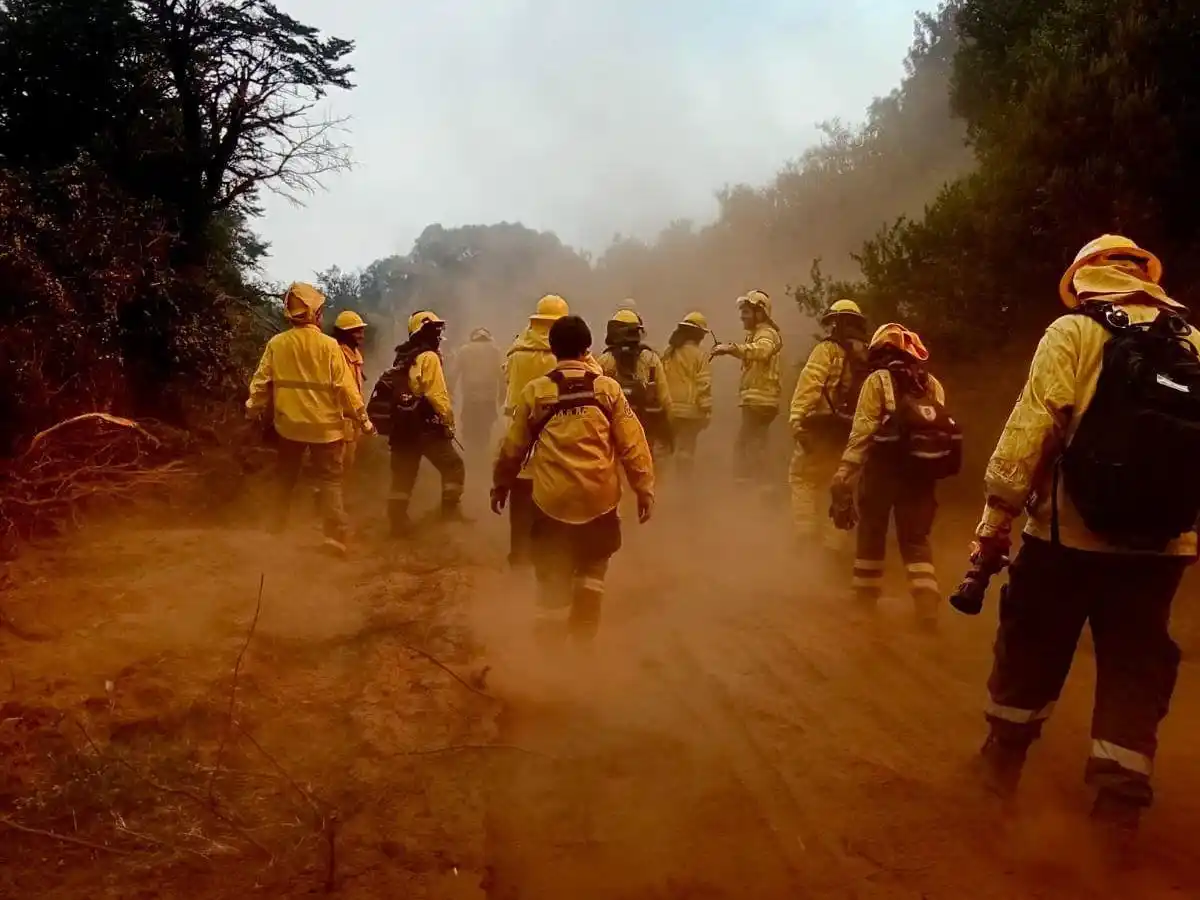 Destacable trabajo de los bomberos y personal santafesino.