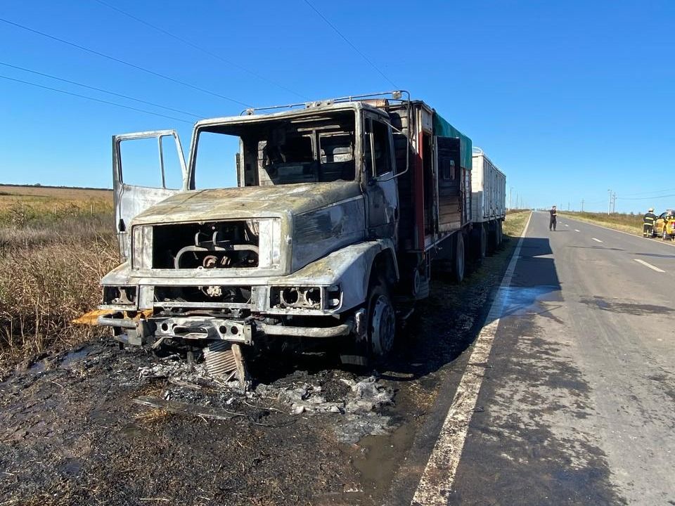 Incendio de un camión en ruta 63: trabajaron tres móviles de Bomberos Voluntarios