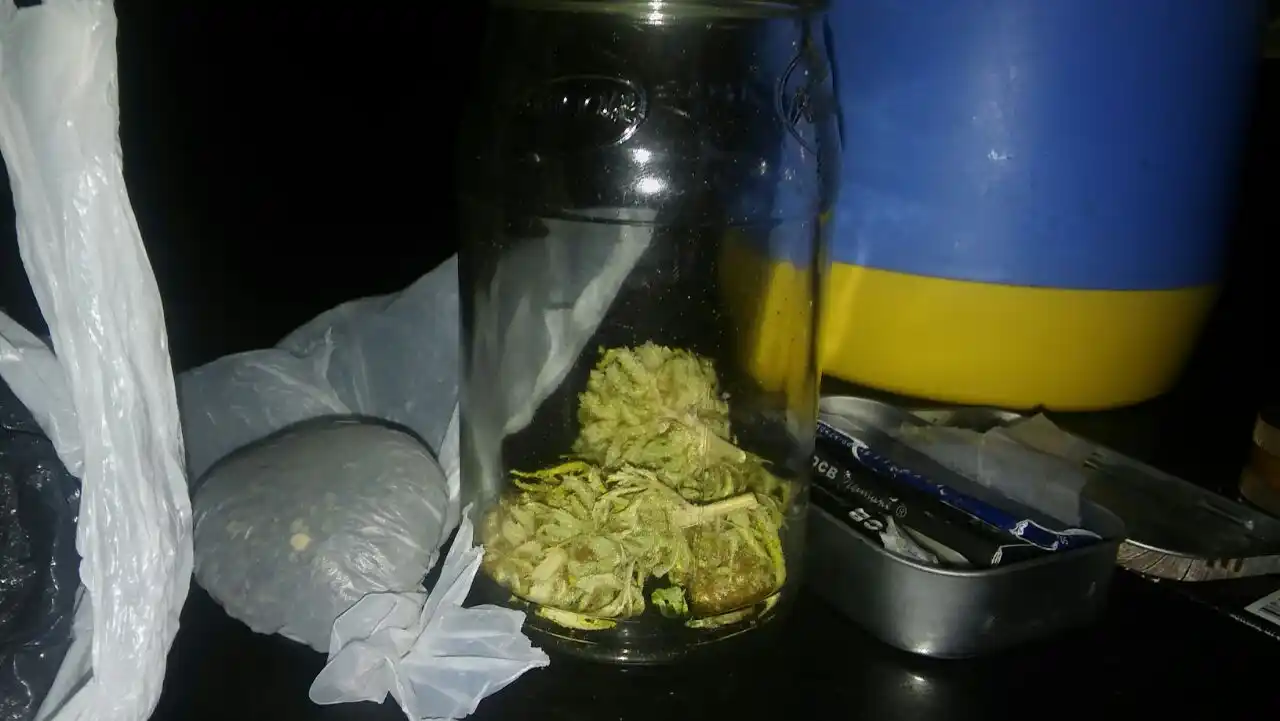 Detienen a dos hombres que transportaban marihuana en un vehículo