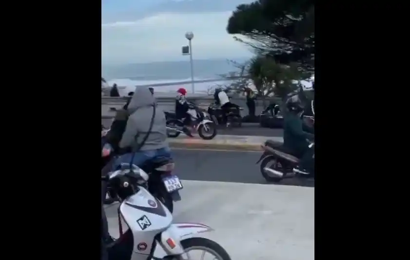 El hecho quedó registrado por las cámaras de transeúntes que se encontraban en el lugar.