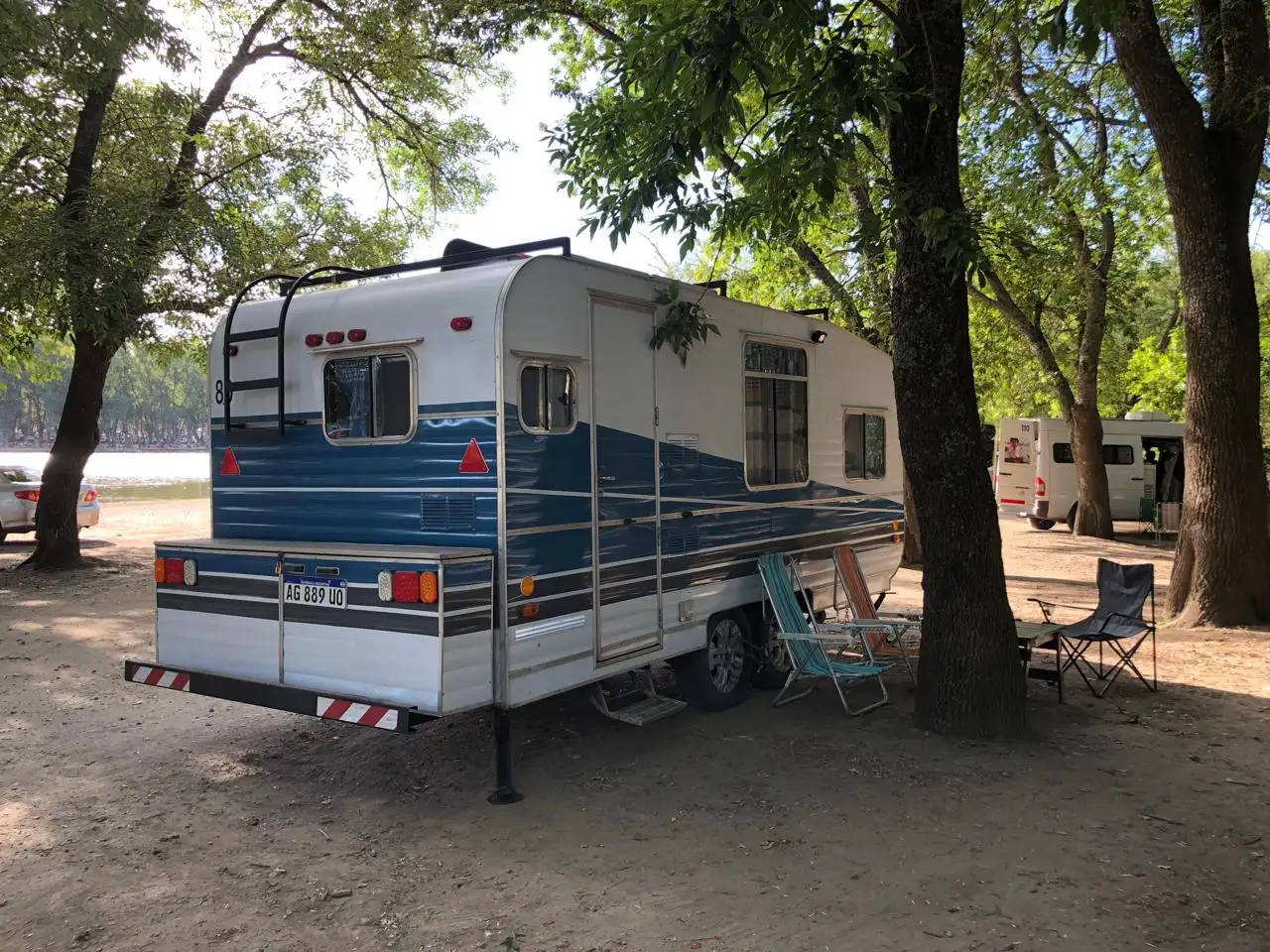 Una postal del turismo itinerante en la ciudad, las casillas en la zona del Lago del Fuerte.