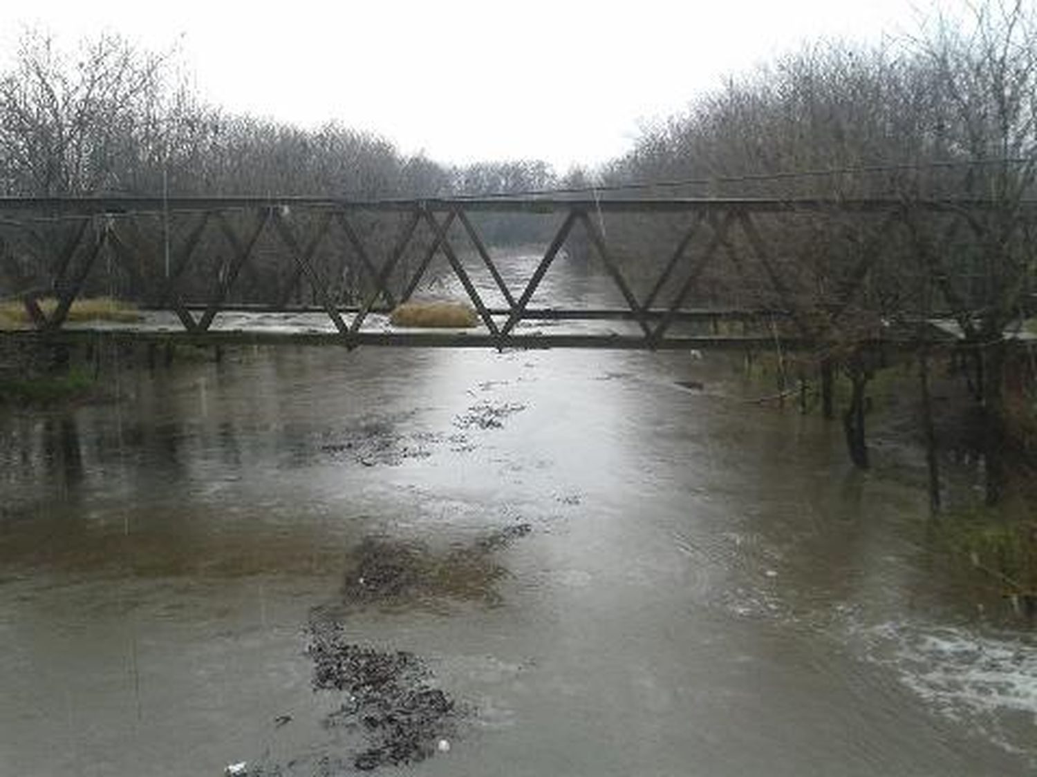 Alerta por inundaciones: Desbordó el río Luján a raíz de las lluvias