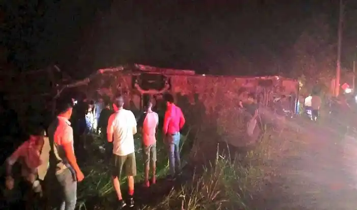 18 muertos y 25 heridos deja accidente de autobús en Ecuador