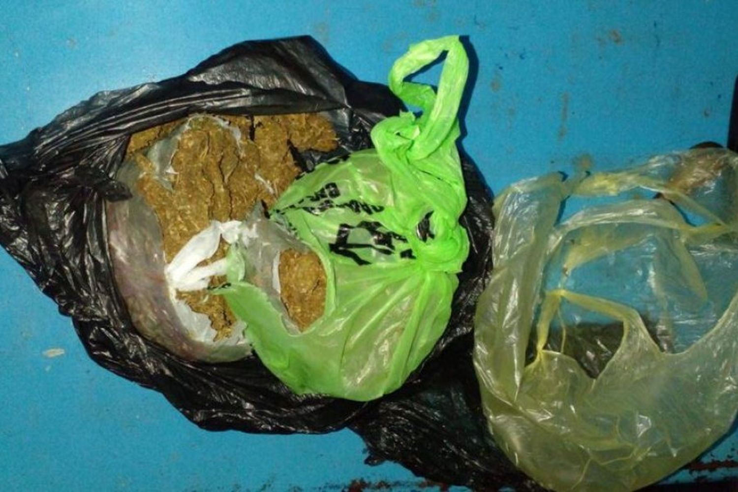 Detuvieron a dos ceresinos con un cigarrillo y una bolsa de medio kilo de marihuana