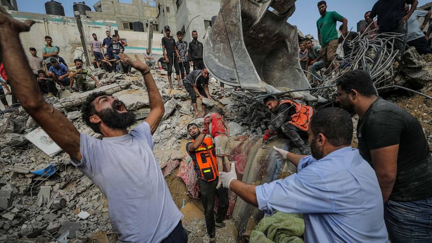 HORROROSO BOMBARDEO causa 100 muertos en la Franja de Gaza