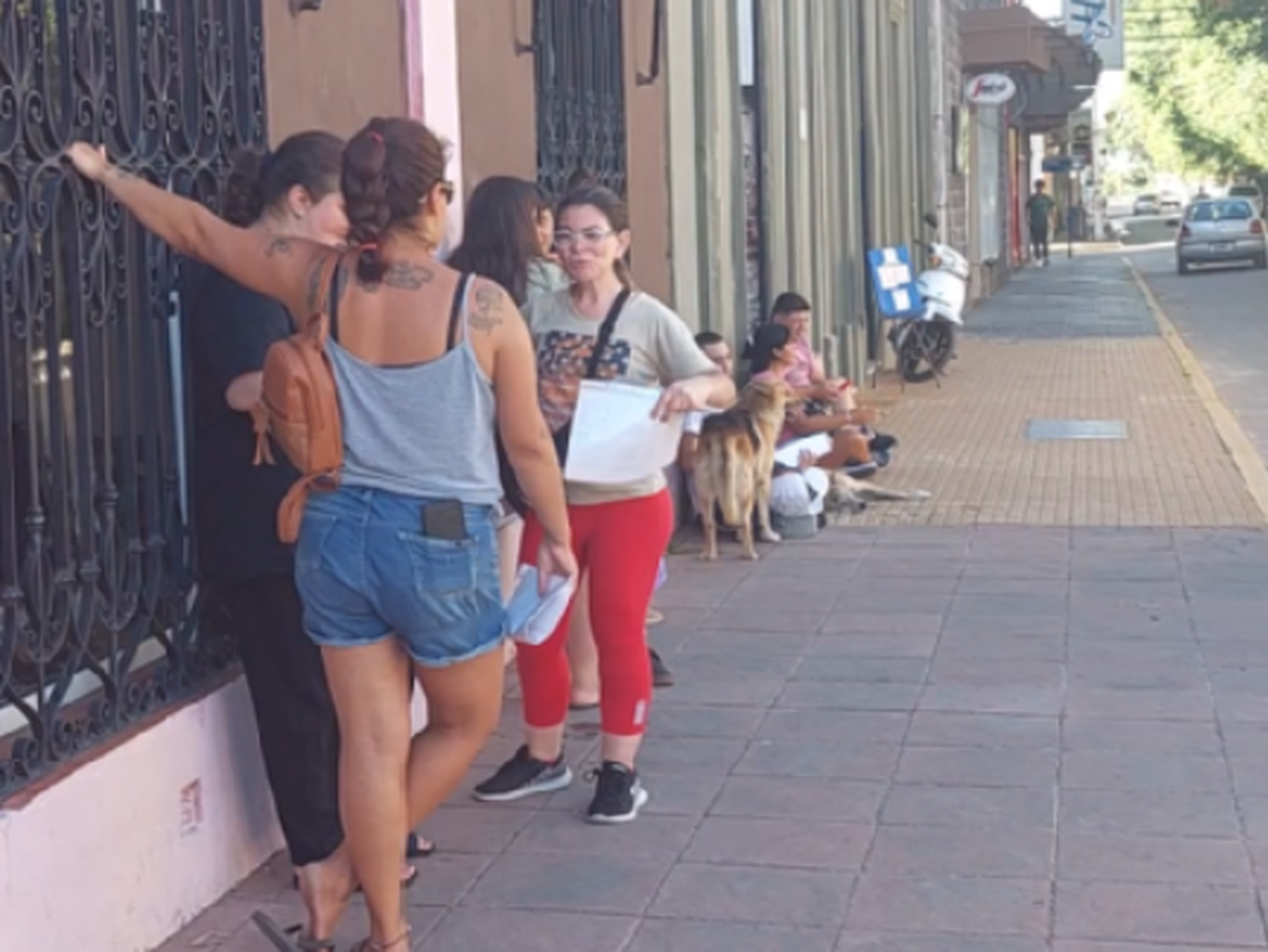 Larga fila para inscribirse en los cursos gratuitos del Sindicato de Empleados de Comercio