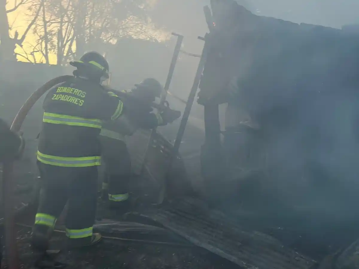 Un incendio destruyó por completo una vivienda precaria en un asentamiento de Rafaela