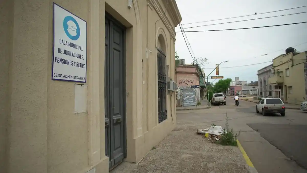 Mientras se termina de construir el nuevo edificio, la Caja funciona en Bolivar y 3 de Febrero 