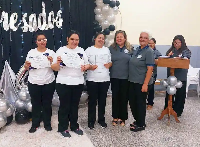 Residentes de hogares recibieron certificados de capacitación laboral y terminalidad educativa