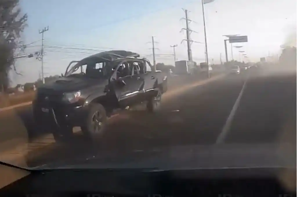 Explotó camioneta mientras circulaba