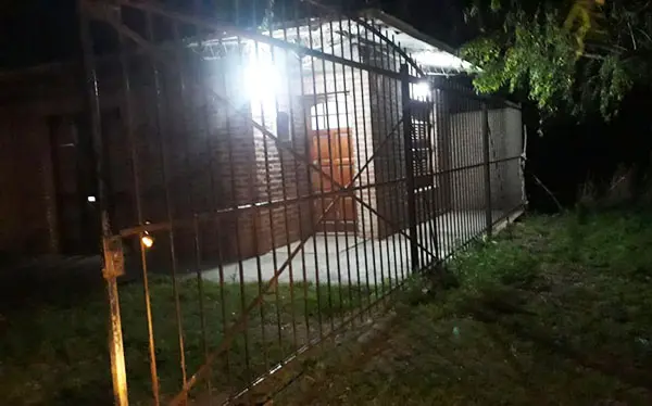 Ladrones treparon la reja del frente de una casa y robaron pertenencias
