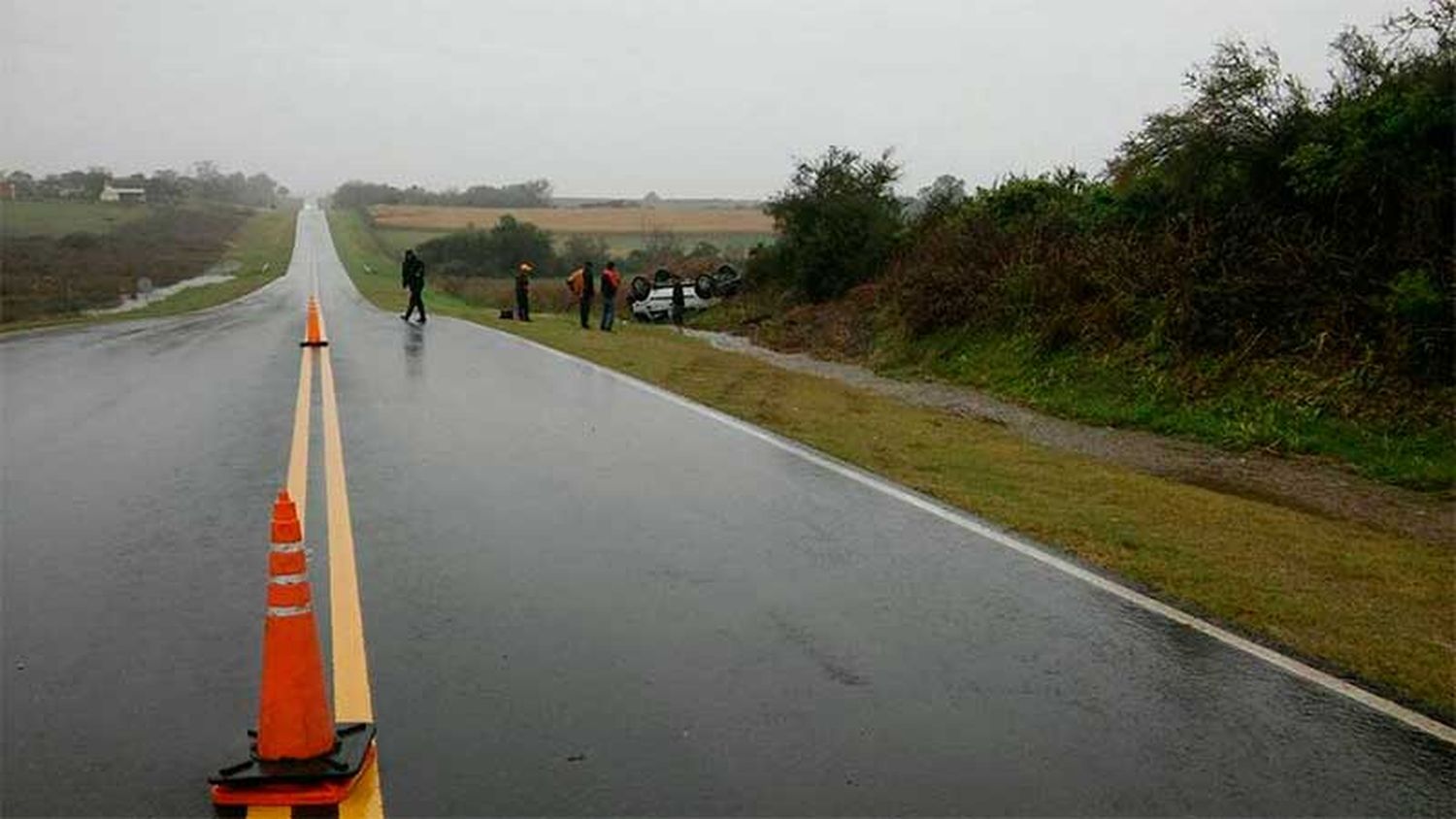 Un vuelco y un despiste en la ruta 11