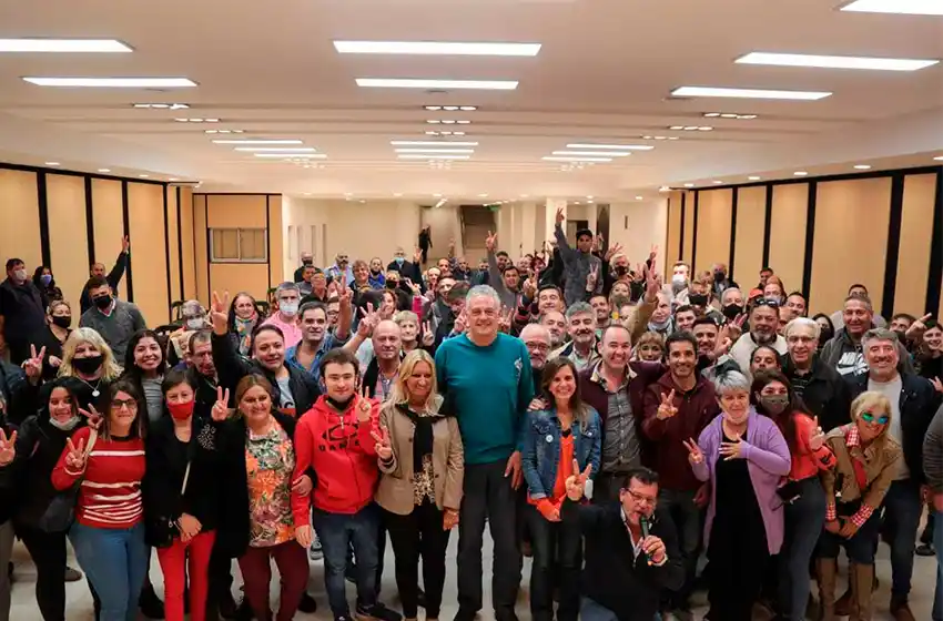 Votó el PJ marplatense: en escritunio parcial, la lista de Cóppola y Raverta gana en todas las mesas