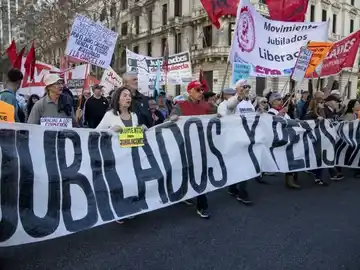 Marcha de jubilados frente al Congreso terminó con heridos y un fuerte despliegue policial