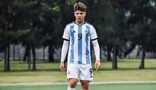 El delantero marplatense Thomas de Martis con la 9 de la Selección.