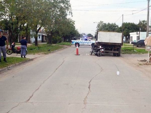 Motociclista chocó contra un camión
estacionado y sufrió graves heridas