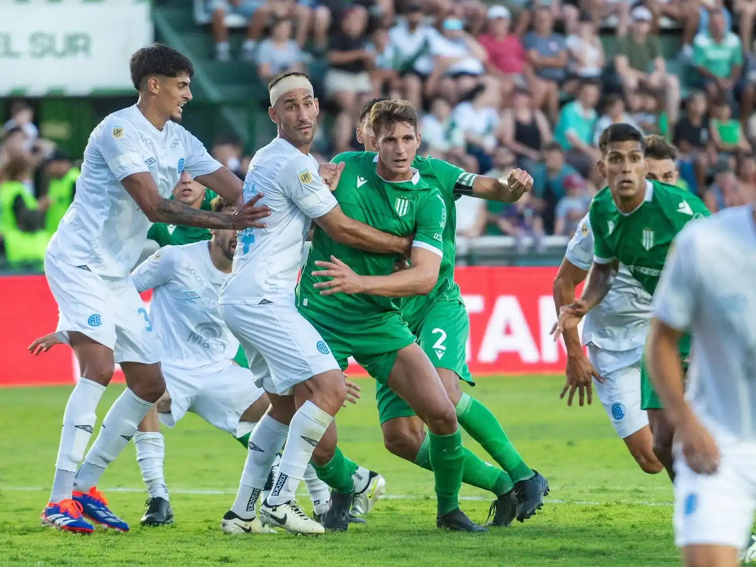 Banfield y Belgrano, a mano.