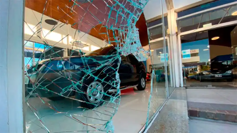 Rompió el vidrio de una concesionaria y robó una moto en 20 segundos