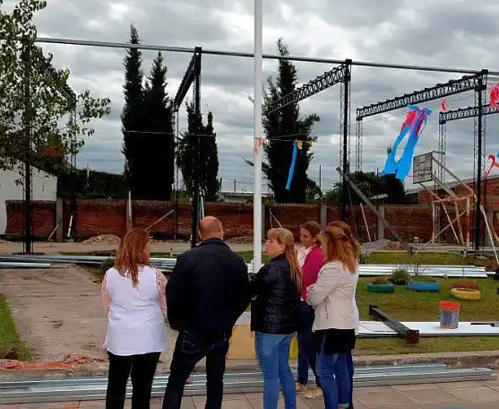 Construyen semicubierto en el playón deportivo de la escuela 6