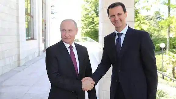 El jefe de estado ruso, Vladímir Putin, recibe al dictador sirio Bashar al Assad, durante su reunión en el balneario de Sochi, en el mar Negro, Rusia, 17 de mayo de 2018