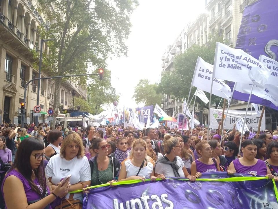 Con una gran convocatoria, las mujeres marchan en distintos puntos del país en el marco del 8M