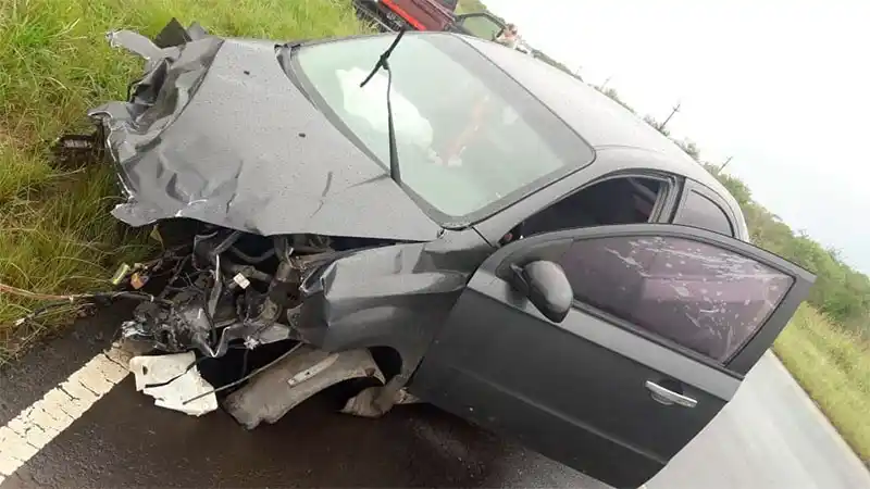 Despistó, se cruzó de carril y chocó contra un utilitario que auxiliaba una camioneta