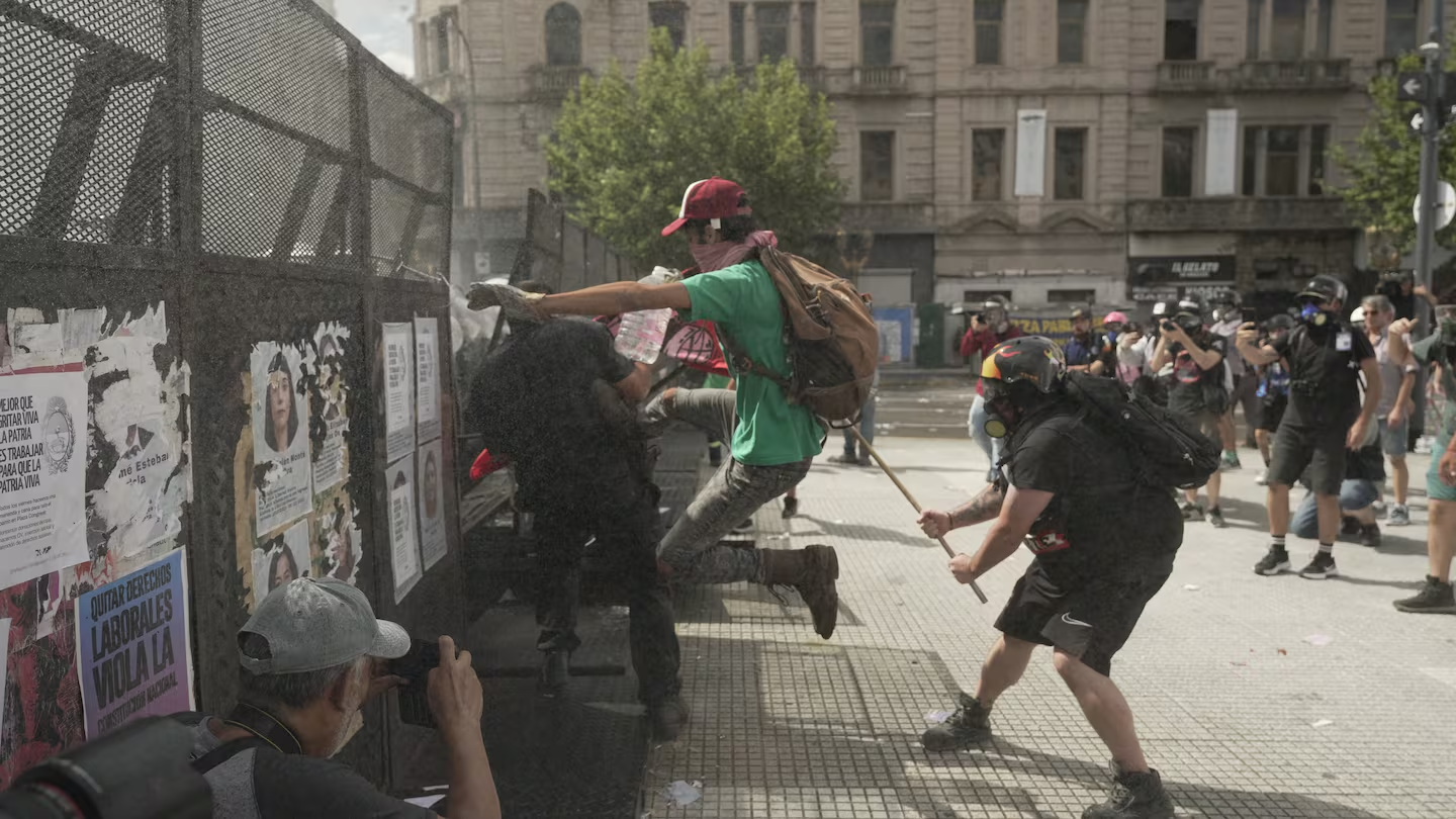 Congreso: los manifestantes arrojan bombas molotov y la policía responde tirando agua con camiones hidrantes.