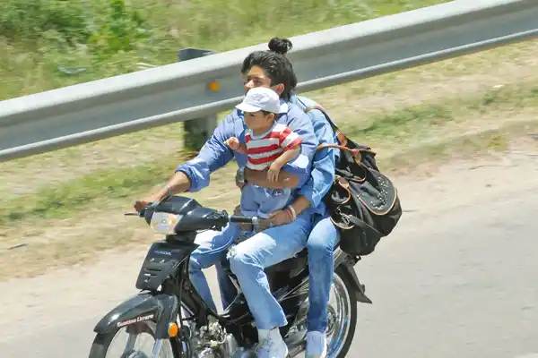 Elaboran una norma que obligue el uso de casco en las motos