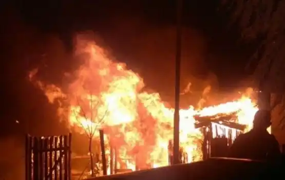 Entre Ríos: Le prendió una vela a un santo y se incendió su casa