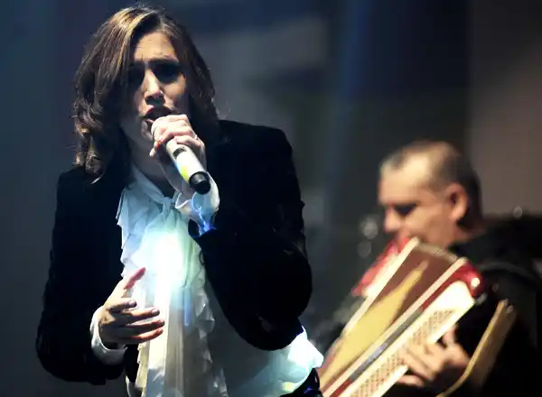 Soledad y su hermana, con heridas leves al chocar su micro contra un camión