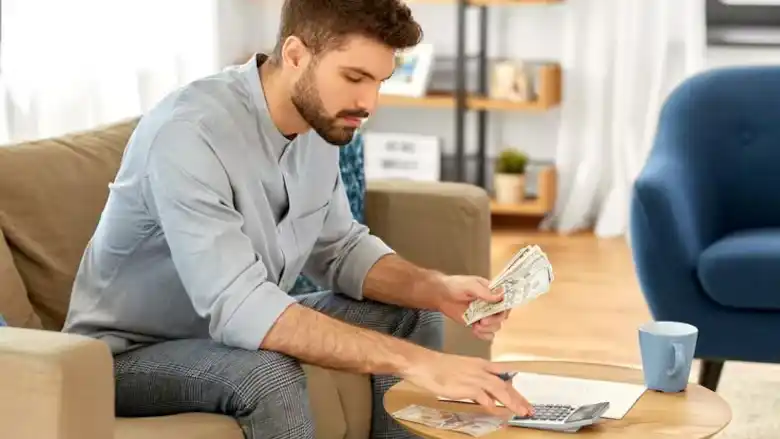 La crisis empieza a impactar también a la clase media-alta: caen los viajes, la compra de dólar ahorro y la venta de autos