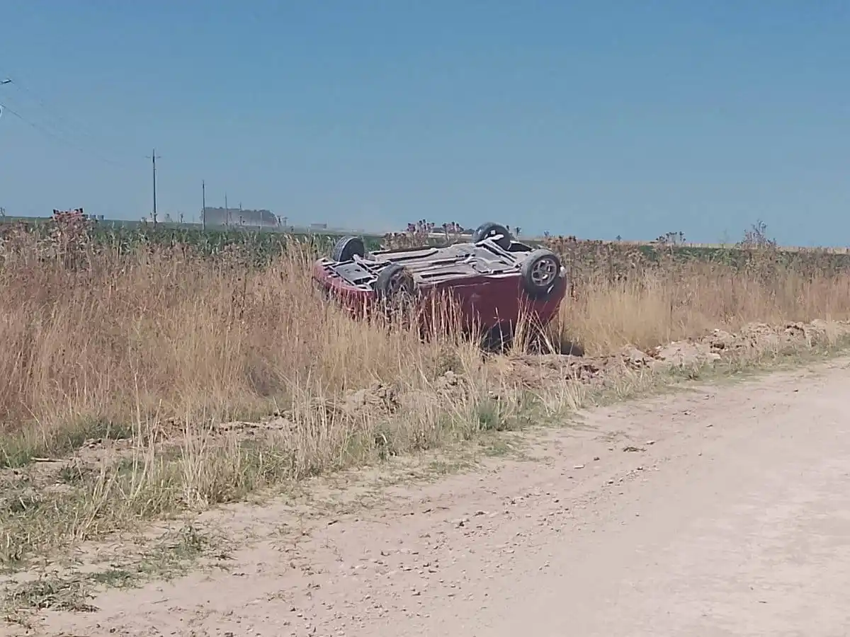Un auto despistó y volcó en el camino a Marisol (Foto: La 100 Oriente)
