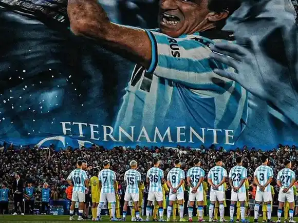 Racing eliminó a Peñarol en un final épico y se metió en cuartos de la Libertadores