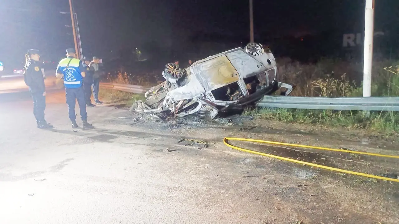 Cuatro fallecidos y una mujer en grave estado tras el vuelco e incendio de un vehículo en la autovía