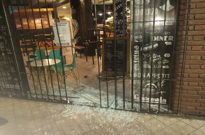 Robo y vandalismo en un bar a metros de la terminal y de una comisaría: «Fueron más los destrozos que lo que se llevaron», dijo el dueño