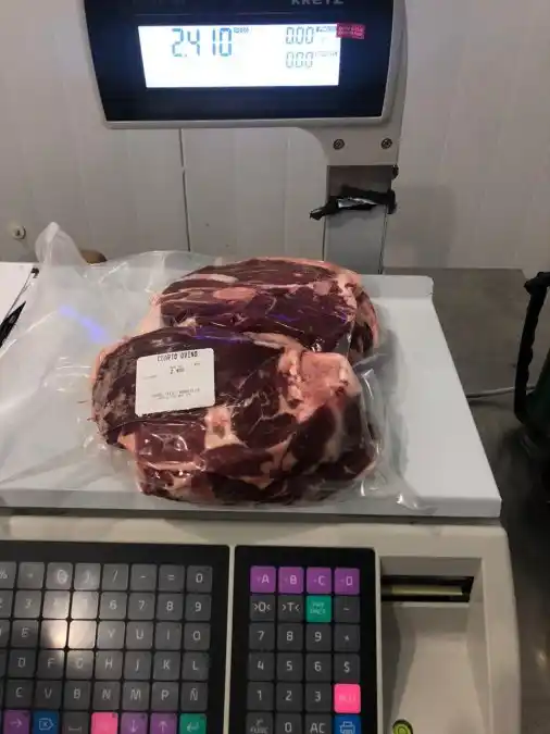 En la planta se cumplen todos los ciclos. Uno de ellos, el de darle valor agregado a la producción con distintos cortes envasados al vacío