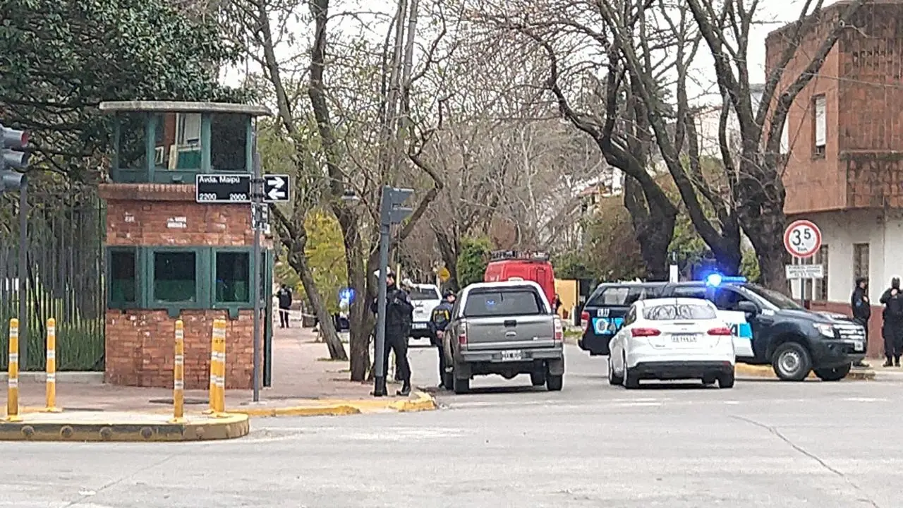 Arrojaron una bomba molotov contra la residencia presidencial de Olivos: Detuvieron a una persona