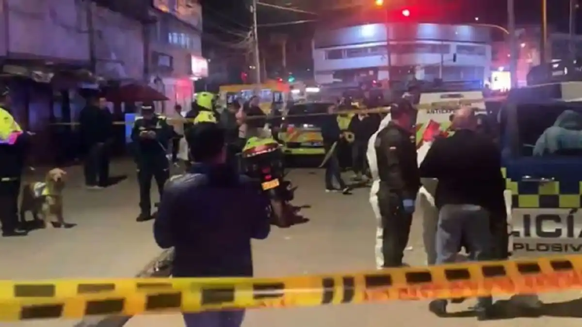 Explosión de granada frente a estación de policía en Bogotá deja diez heridos