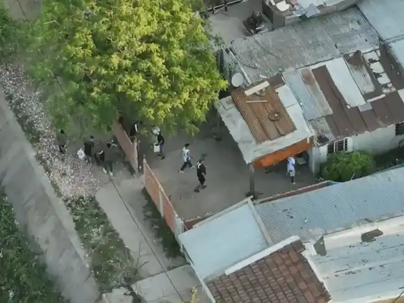 Así operaban los narcos en José C. Paz: un dron captó el búnker de transas armados con una ametralladora