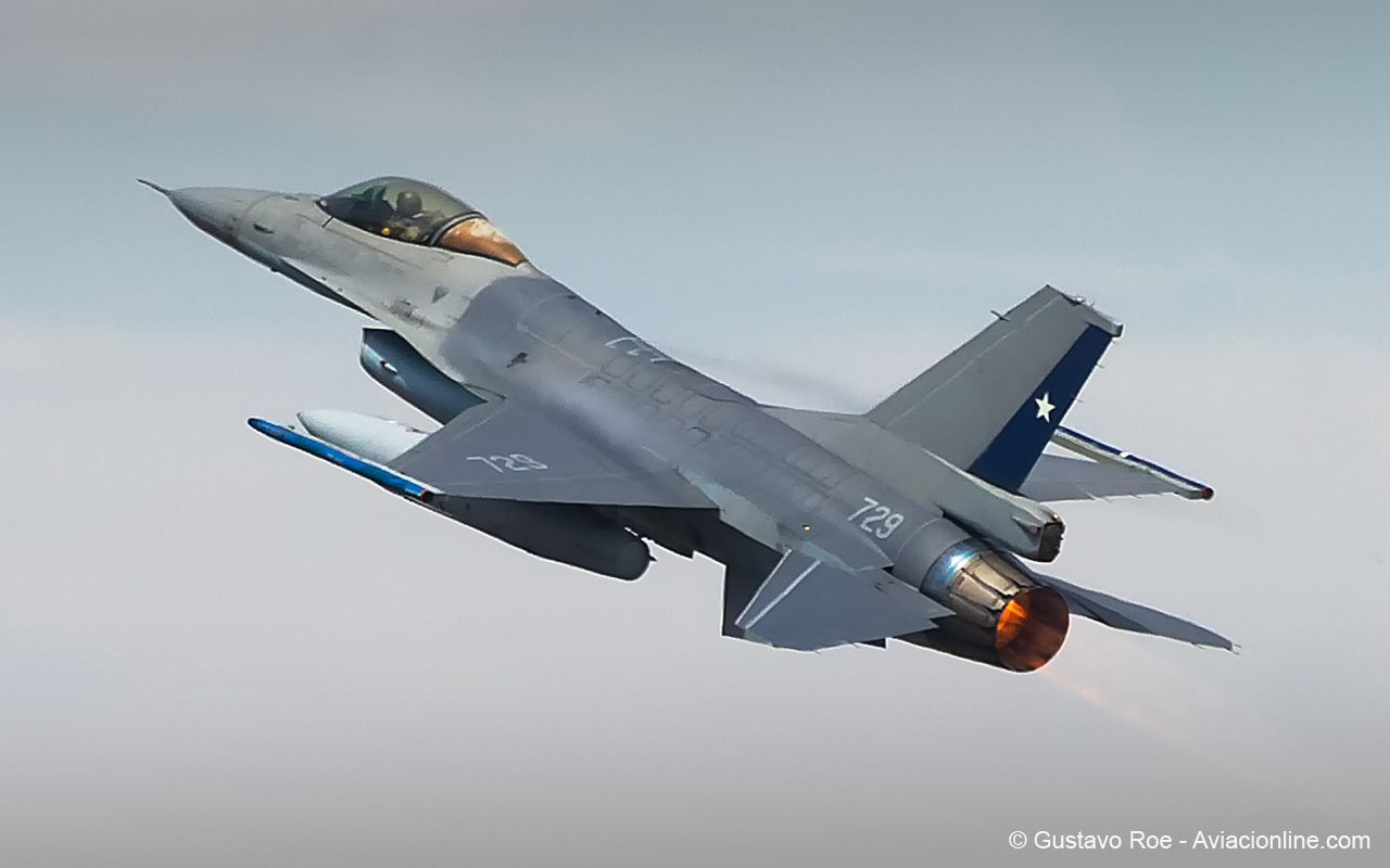 La Fuerza Aérea de Chile celebra su 95° aniversario con una exhibición aérea que incluye aviones comerciales, cazas y helicópteros.