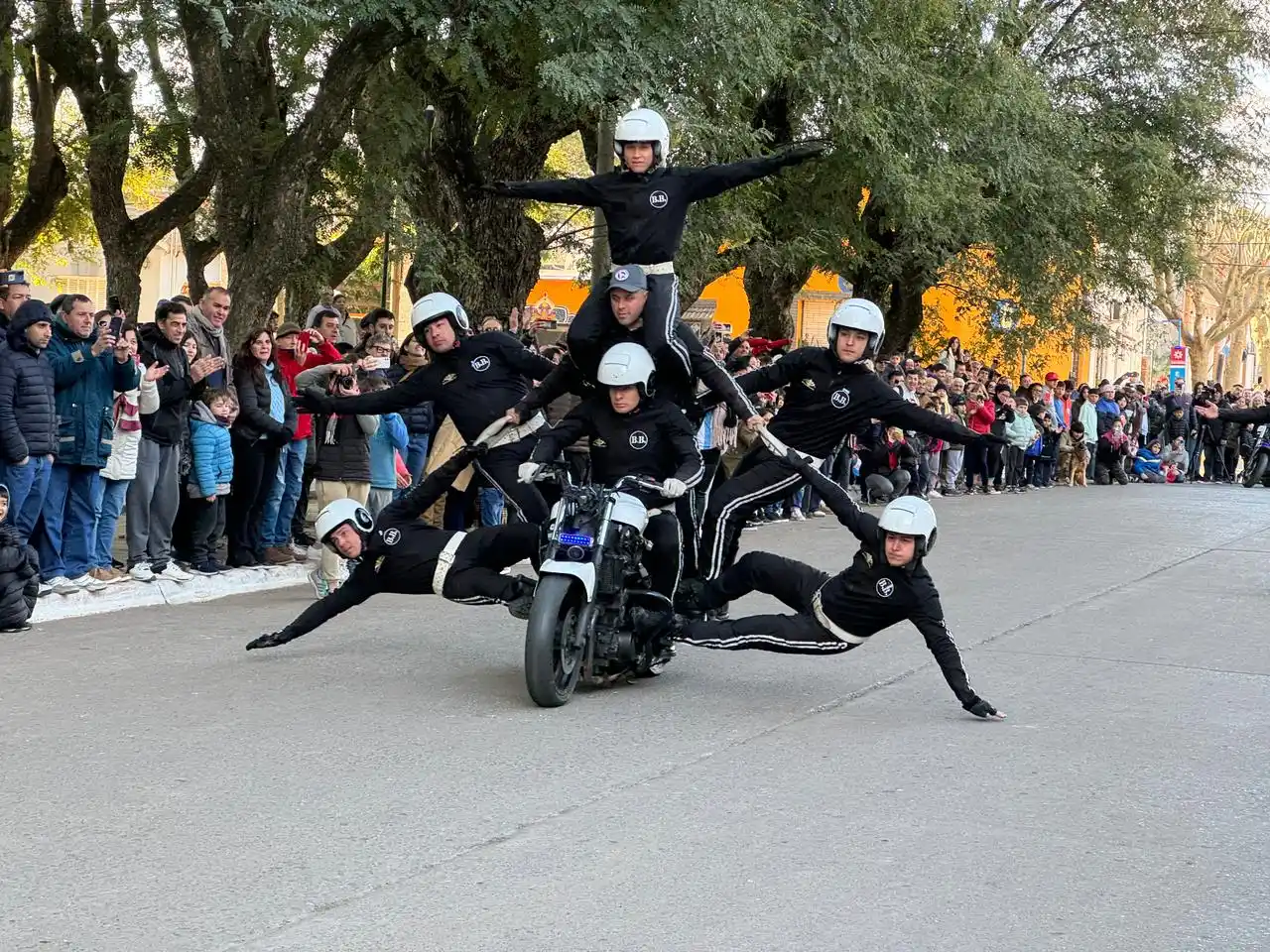Exhibición Brigada Blanca y autos clasicos 9 de julio - 1