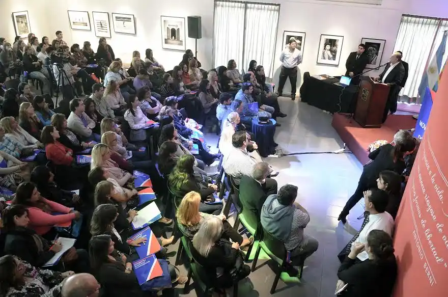 Zúccaro anunció la puesta en marcha del Boleto Docente en Pilar
