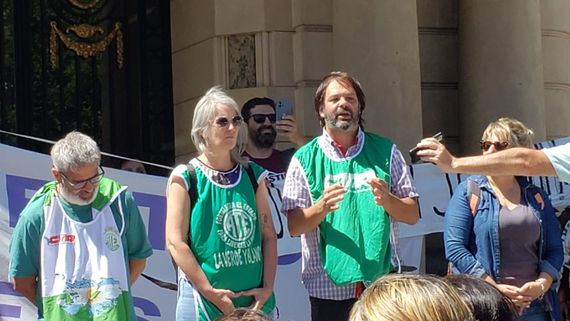 En Tandil se suman al paro convocado por ATE nacional “en defensa de la democracia”, y marchan a Capital