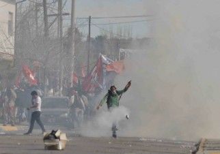 Represión en Neuquén: Manifestantes heridos mientras protestaban contra el acuerdo entre YPF - Chevron