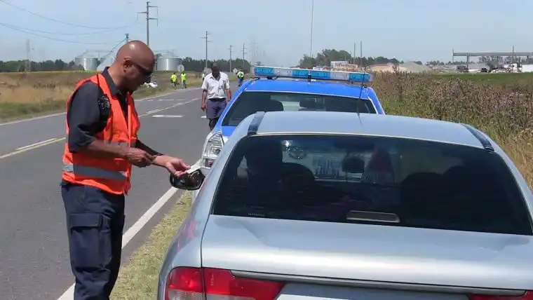 Detienen a un hombre por intentar coimear a un policía