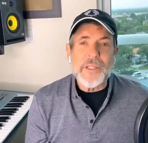 Muchas seguidoras le escriben a Carlos Mata que se derriten por sus canas. Foto: Instagram