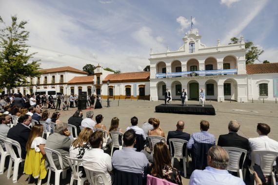 Kicillof encabezó el acto por el 202° aniversario de la Provincia y pidió "pelear por la identidad y la integración"